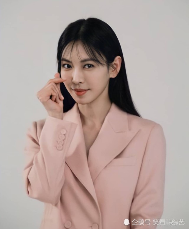 金素妍的幕后花絮照片公开,可爱又优雅展现八色鸟魅力