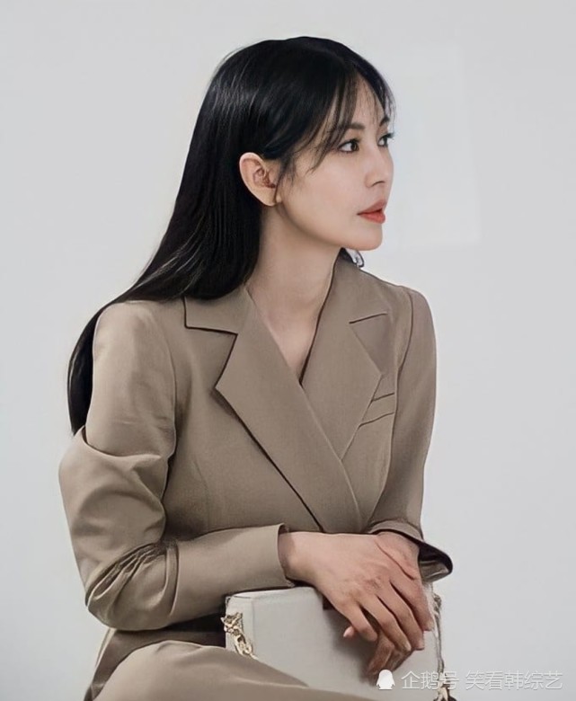 金素妍的幕后花絮照片公开,可爱又优雅展现八色鸟魅力