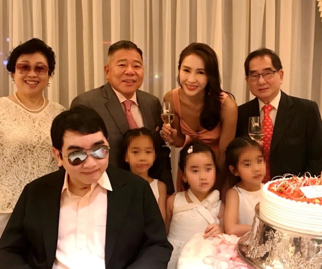 黎姿罕见晒一家五口全家福,公开三个女儿正脸,小女儿像妈妈