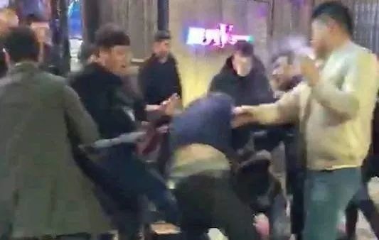 通辽丨ktv里互殴,飞酒瓶,4人被拘!