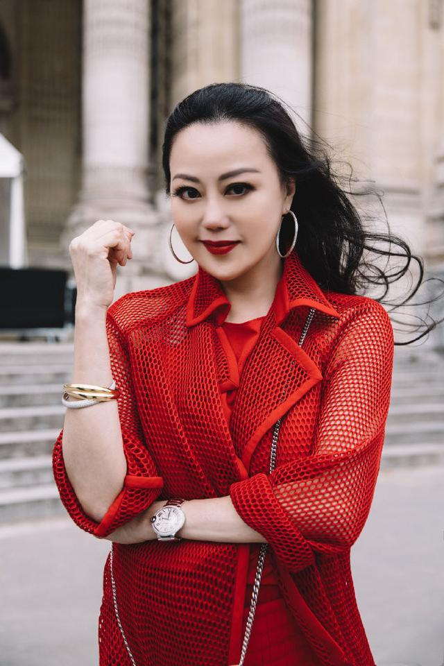 章小蕙胖一点更贵气,穿红色"渔网裙"不显俗气,反而有名媛气质