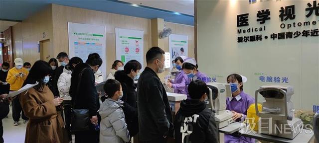 武汉大学附属爱尔眼科医院|因时常不戴眼镜，男孩开学后看不清黑板了