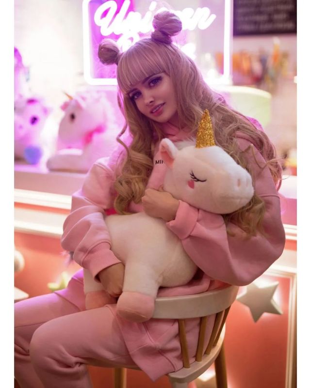 似乎她的父母已经意识到了这个问题,因此,最近这一两年,angelica的