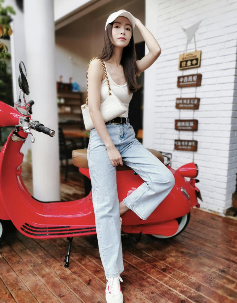 文咏珊真的火了穿白色吊带搭配牛仔裤拍时尚大片高级洋气