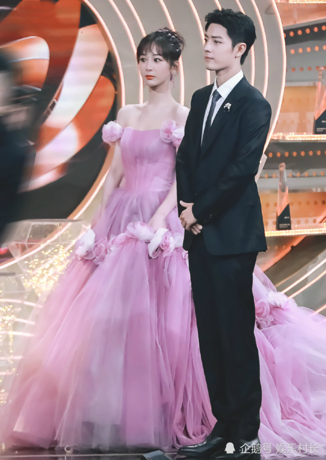 杨紫微博之夜求肖战提裙?大粉晒近拍视频澄清,曾三次拒绝却仍被"帮忙"