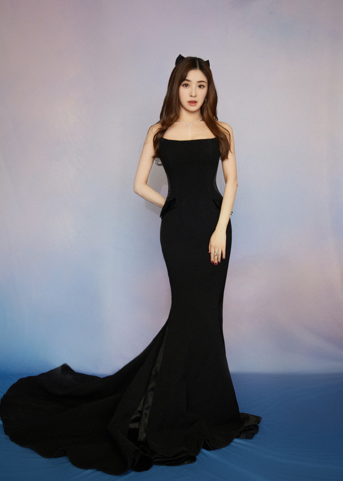 翻红的张含韵走红毯圆润身材穿鱼尾裙真美抢了姐姐们风头