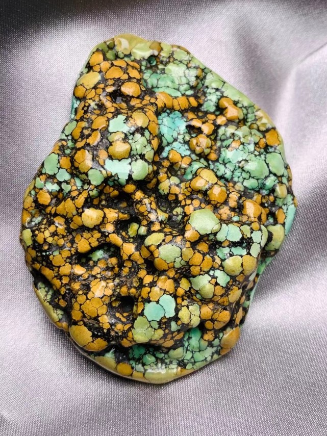 看起来像是泼墨画,更像是山水画的唐三彩绿松石