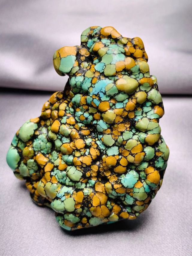 看起来像是泼墨画,更像是山水画的唐三彩绿松石