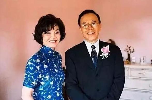 21岁嫁初恋,为拍戏与丈夫约法三章,归亚蕾金婚55年比小说更圆满