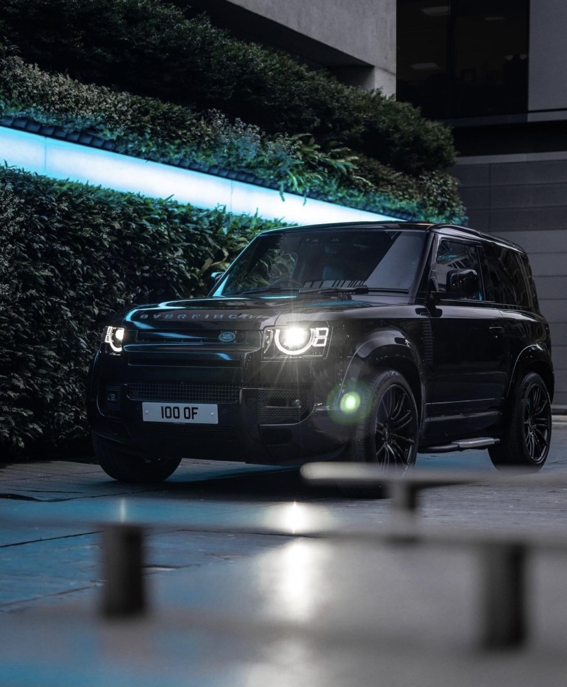 黑暗王子加装overfinch套件的路虎卫士90