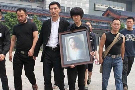 52岁老戏骨张子健,抛弃妻子转身娶大4岁富婆,其背后隐藏着秘密_腾讯