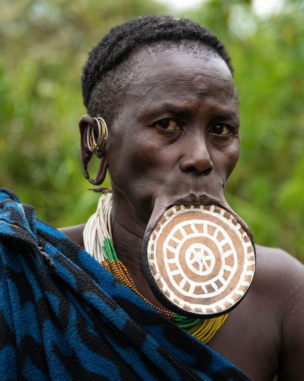 埃塞俄比亚部落女子嘴嵌盘子唇盘越大象征越美嫁妆也越多
