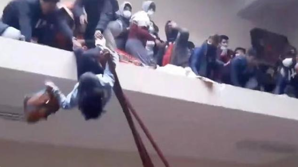 突发!教学楼栏杆断裂多名学生跌落 已有7人死亡
