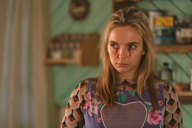 下图是在街头装扮成妓女执行任务的薇拉内尔,神经质且享受这种折磨