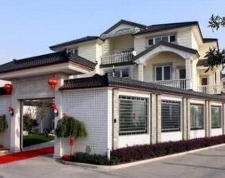 同是草根明星草帽姐和王二妮豪宅似宫殿大衣哥农村小院遭吐槽