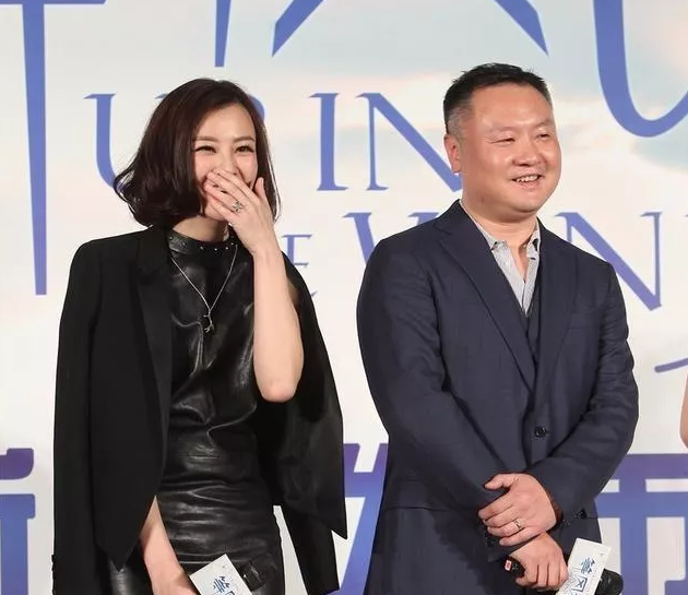 这一合作就合到一起去了,但当时滕华涛其实有个女友,叫刘孜 高圆圆不