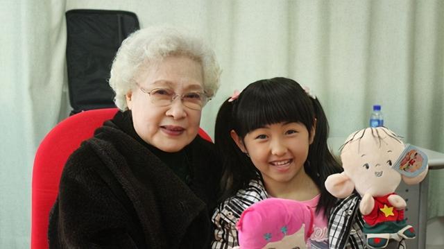 照顾丈夫19年,精神病儿子43年,98岁秦怡依旧笑对人生