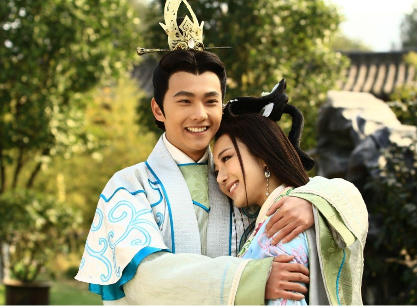 样甜甜蜜蜜,不仅讨得婆婆欢心,连老公的弟弟曹植也被甄姬的美貌所吸引