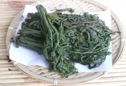 野菜|这野菜，富含花青素，目前180元1公斤，老农：山里到处是没人吃