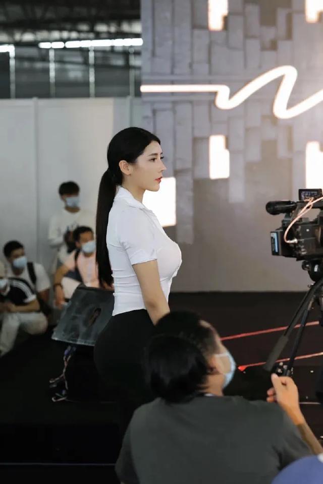 健美比赛中礼仪小姐吸引全场目光好身材或是靠这项运动塑造的