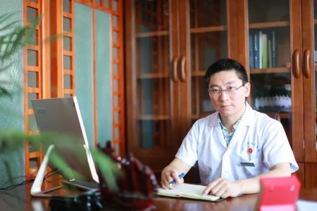 张中华,男,1977年生,中共党员,常州经开区横山桥人民医院院长.