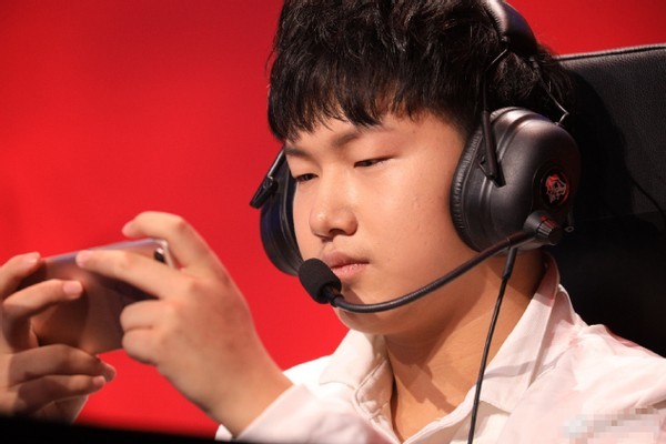 fly晒出四年前的自拍照,新粉看后全都懵了,直言这谁认得出啊?