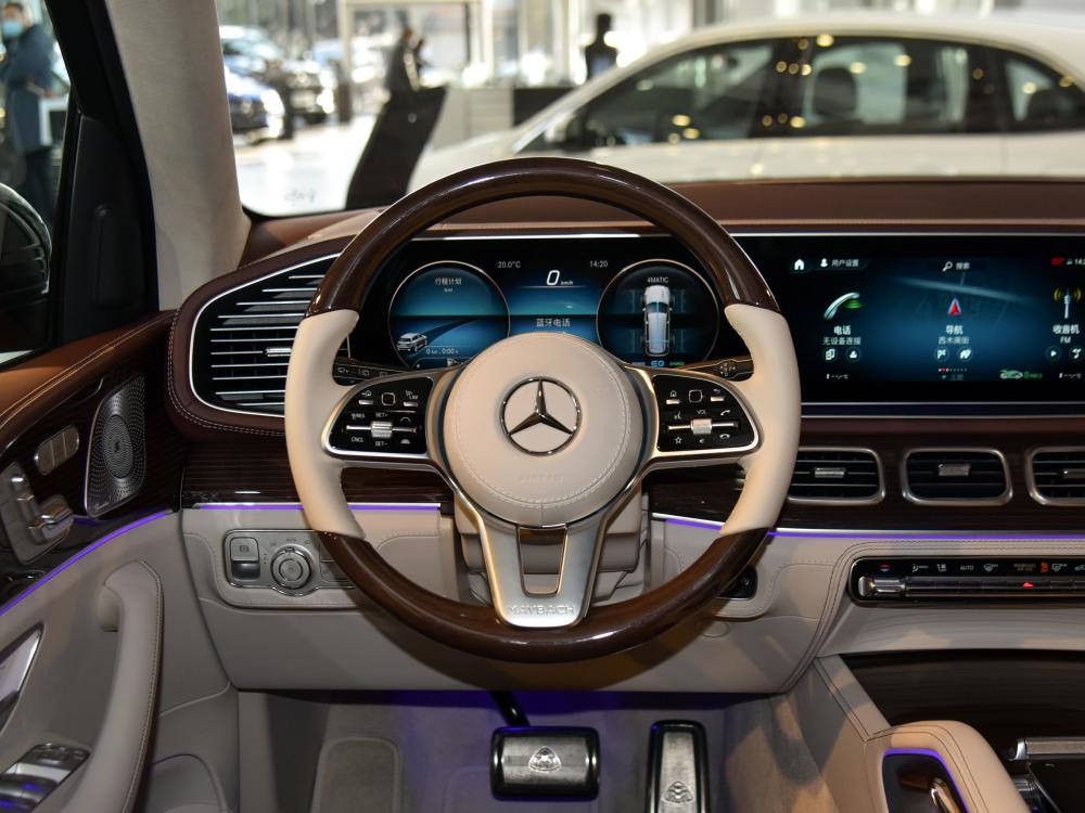 自带贵族气质 小哥带你一起看奔驰迈巴赫gls级