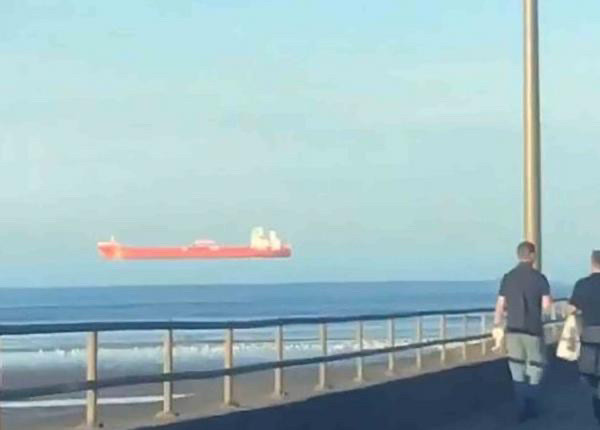 平行宇宙|英国男子目击轮船漂浮在空中，并拍摄照片，或来自平行宇宙？