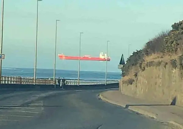 平行宇宙|英国男子目击轮船漂浮在空中，并拍摄照片，或来自平行宇宙？