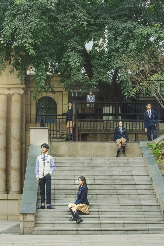 妥妥的偶像剧标配~04,巴蜀中学不同季节配有不同款式的衣服,与重庆