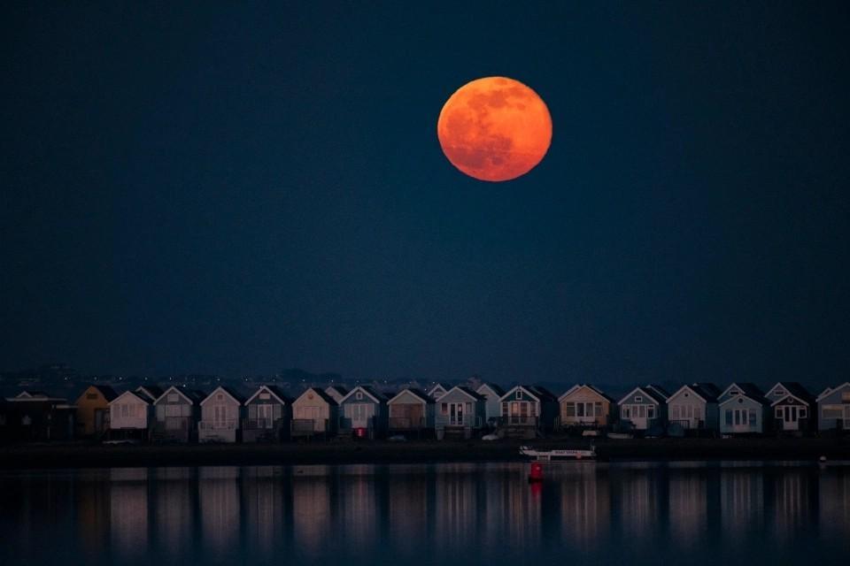 月球|超级雪月亮照亮山峦大地，英姿太让人着迷