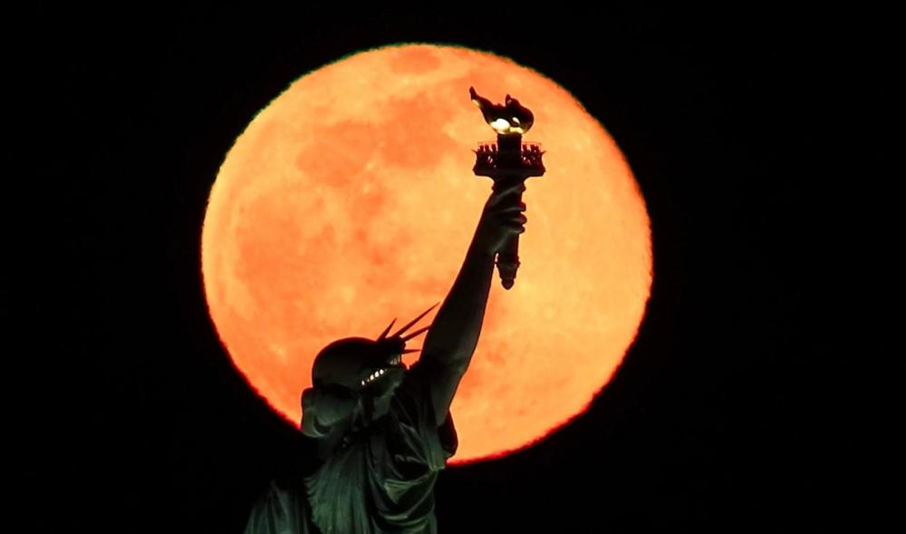 月球|超级雪月亮照亮山峦大地，英姿太让人着迷