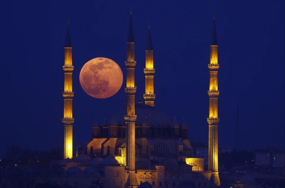 月球|超级雪月亮照亮山峦大地，英姿太让人着迷