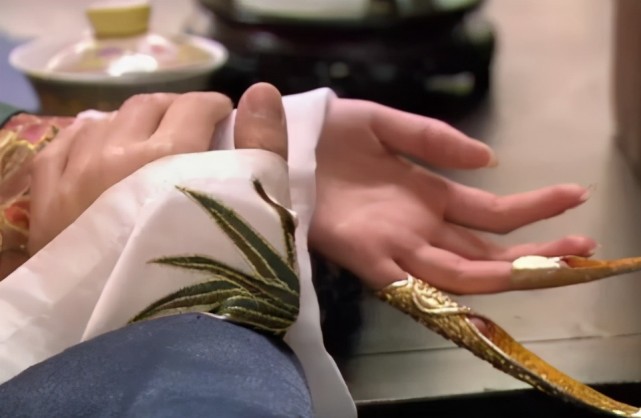 《甄嬛传》:难怪温实初终身不敢娶妻,你看甄嬛对他说了啥?