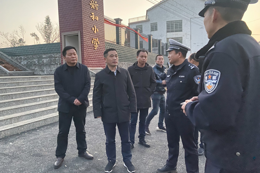 姚书茂(左二)在新和小学了解开学工作汨罗融媒体讯 (记者 周敏)3月4日