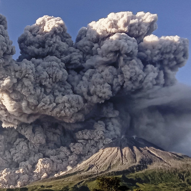 錫納朋火山劇烈噴發