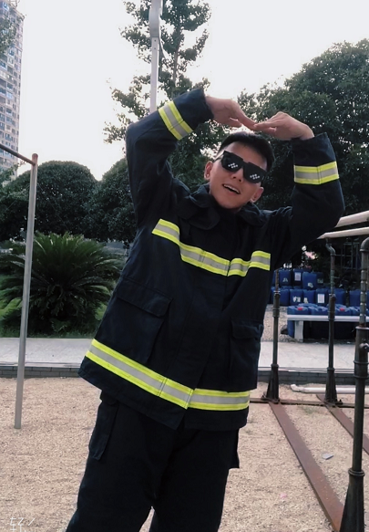 消防员救火后,一个动作爆红!