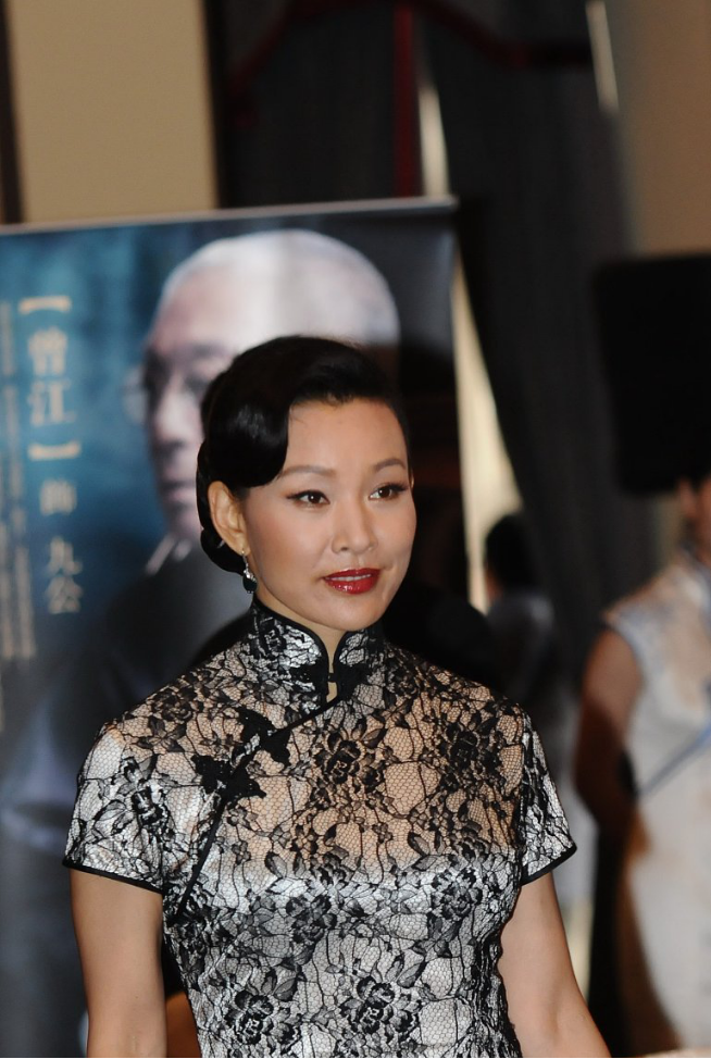 陈冲一身造型有东方韵味穿开叉旗袍秀曲线梳复古发型像在演戏