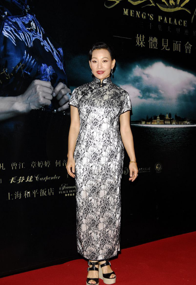 陈冲一身造型有东方韵味,穿开叉旗袍秀曲线,梳复古发型像在演戏_腾讯