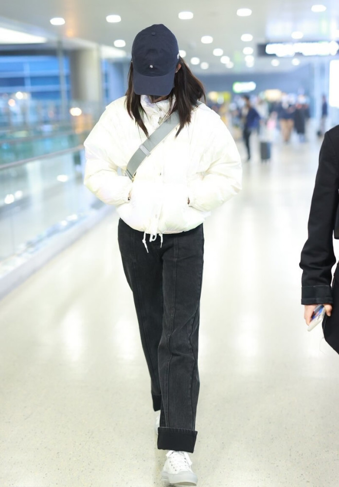 白色羽绒服怎么穿才好看?有了这些巧思,清新时尚很有型