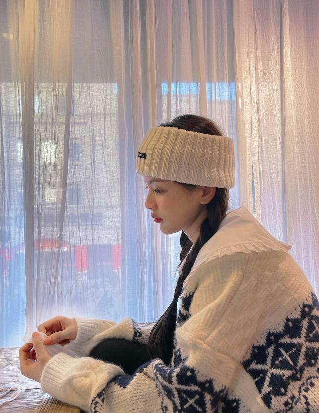 杨超越又现中二少女风,针织发带当帽子,莫名凹出春天时尚感