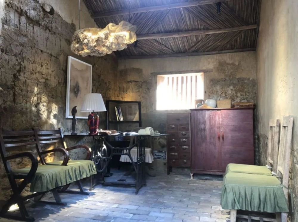 40岁未婚,她把家搬进武功山:花光积蓄住进土屋,还把猪圈改成办公室?