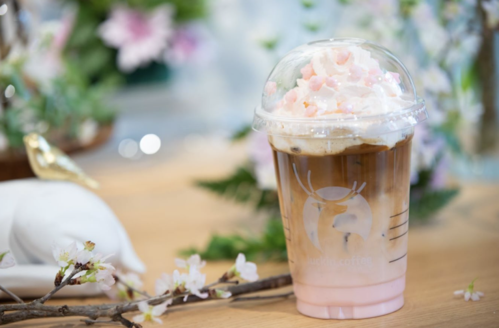 颜值爆表春日特品:瑞幸抹茶少女樱拿铁上新,樱粉奶油邂逅清爽抹茶绿