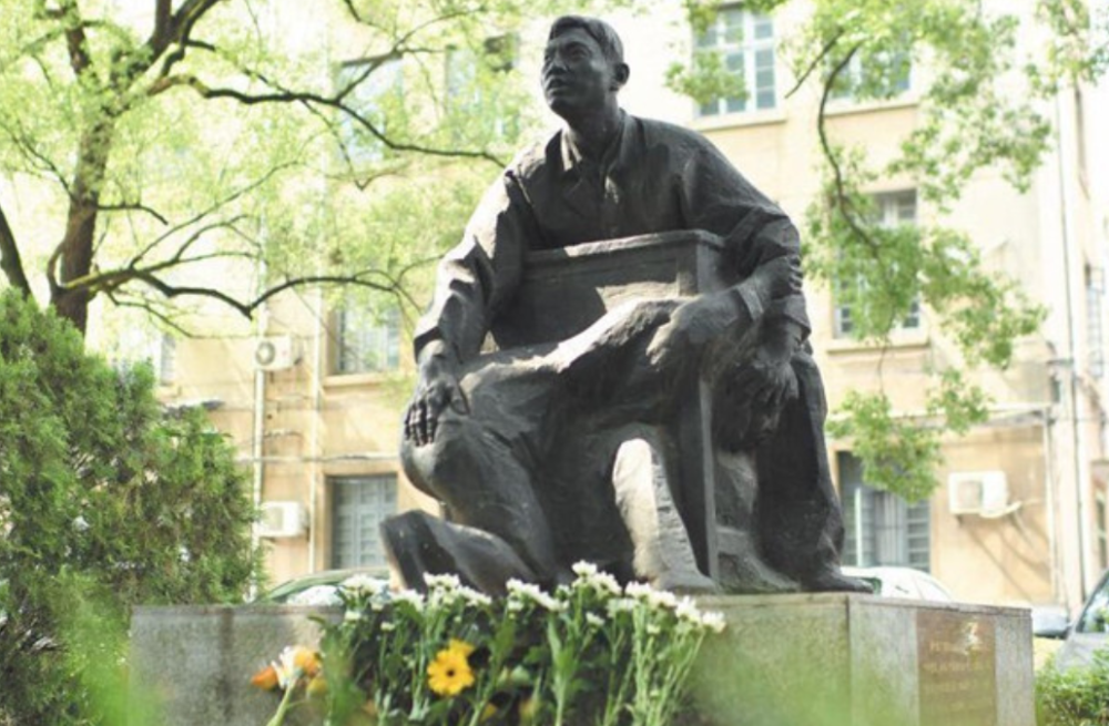 谭千秋汶川地震为救4名学生牺牲女儿从北大毕业后又上了哈佛