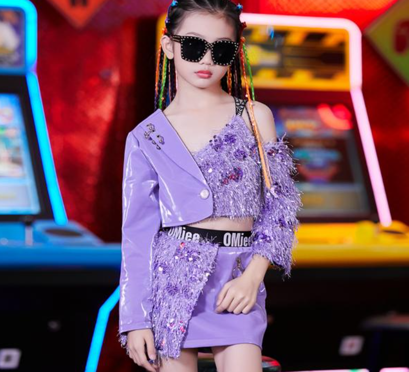 成年女性试穿童装走红只为突显身材衣服上还残留下污垢
