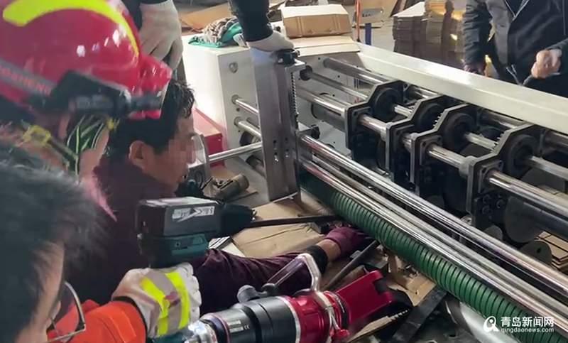 揪心!一名工人右手被卷入机器 消防员紧急救援