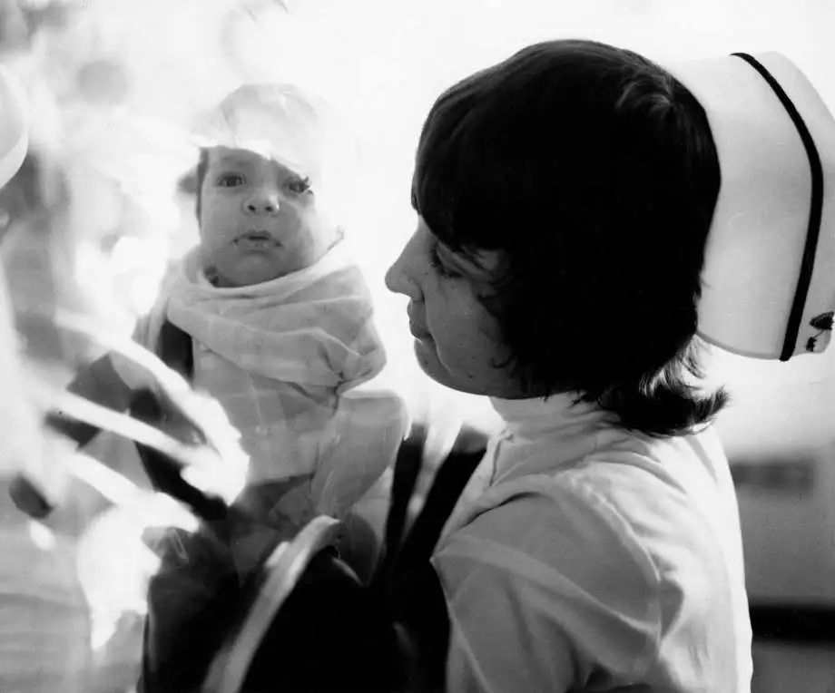 大卫·菲利浦·威特|12岁才走出隔离罩的“泡泡男孩”，在死亡前第一次触摸到了妈妈