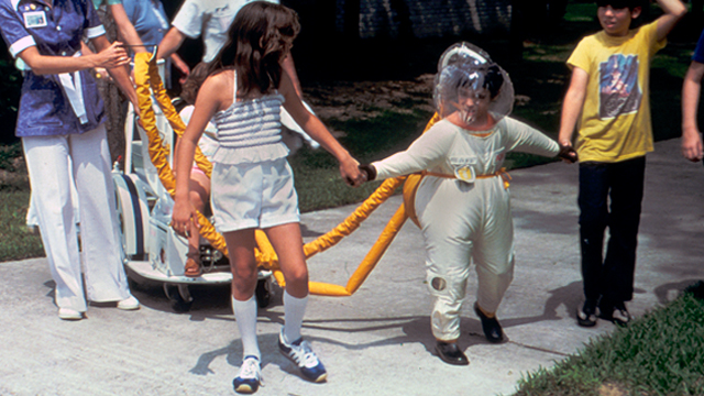 大卫·菲利浦·威特|12岁才走出隔离罩的“泡泡男孩”，在死亡前第一次触摸到了妈妈