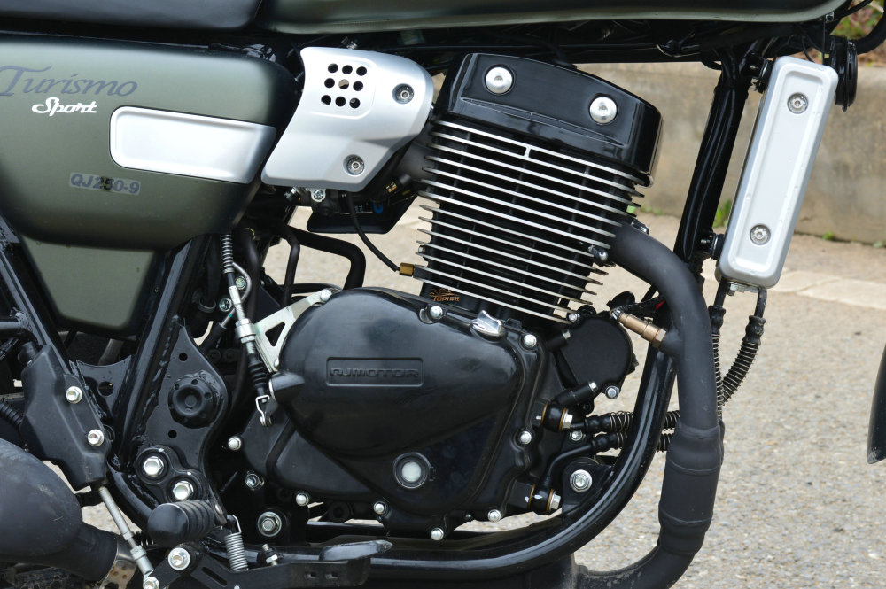 声浪给力性价比高qjmotor逸250复古摩托体验报告