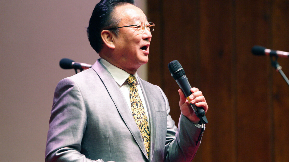 大为通过《敢问路在何方》赚得盆满钵满时,他却没支付给曲作者许镜清